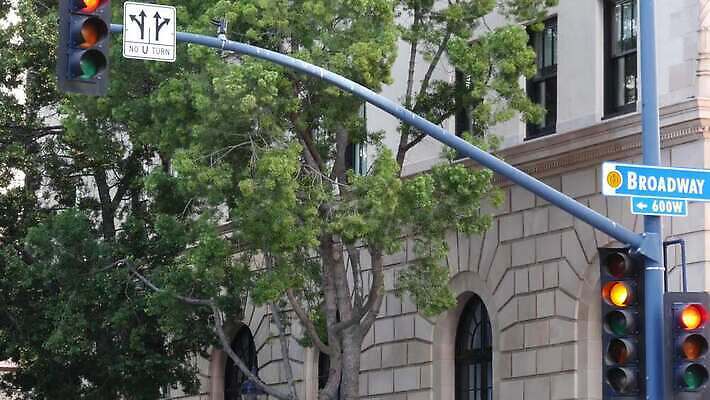 접시 배너 공공시설 컬러 건축양식 텍스트 교통시설 거리 간판 사람없음 건물 단어 도시풍경 미국 운전 기둥 도시 표지판 이름 도심 이름표 교차로 메인 신호 캘리포니아 봉 주소 타이틀 로스앤젤레스 길가 브로드웨이 산티아고 레터링 4K MP4 해외동영상 클립영상 문자 식기 건축물 건축 길 교통 북아메리카 모션 알림판 풍경 시설 동영상 파일형식