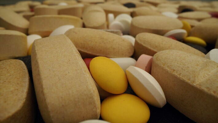 산업 과학 유리병 건강 병원 실험 사람없음 치료 알약 약 건강관리 고통 액체 실험실 바이러스 질병 약국 전염 처방 비타민 박테리아 조제 돌봄 백신 예방접종 항생제 코로나바이러스 4K MOV 해외동영상 클립영상 감정 의학 모션 병_용기 관리 만들기 감염 동영상 영양소 접종 파일형식