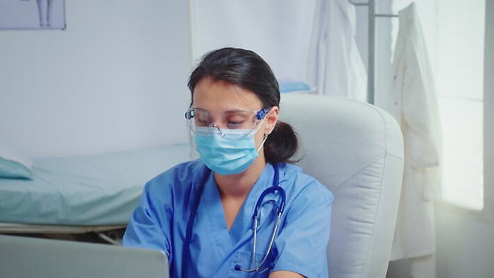 직업 얼굴 유니폼 인터넷 청진기 탁자 직장 건강 병원 가면 사람 앉기 치료 노트북 컴퓨터 약 공책 간호사 의사 타이핑 업무 작업 수비 바이러스 확인 보고서 컨설턴트 약속 처방 돌봄 소아과의사 코로나바이러스 4K MOV 해외동영상 클립영상 옷 가구 회사 의학 의료기기 모션 문구용품 신체부위 전자제품 의료진 전문직 상담 동영상 파일형식