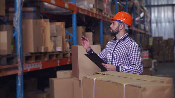 백인 직업 응시 남자 산업 유니폼 비즈니스 사업가 공장 노동자 선반 수염 한명 서기 사람 성인 내부 30대 상자 업무 작업 체험 계산 주식 창고 확인 경영자 수납 물류 전자상거래 분배 혼혈 중소기업 4K MOV 해외동영상 클립영상 서양인 1 시선 옷 가구 컨셉 회사 공업 모션 장년 금융 리더 다문화 동영상 파일형식