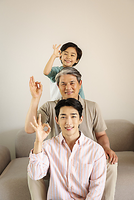 포토 JPG 응시 할아버지 노년 남자 행복 아들 어린이 맨라이프 가족 손자 실내 미소 앉기 손짓 소년 상반신 성인 앞모습 세명 30대 화목 다정 한국인 가족라이프 아빠 60대 OK 남자만 국내포토 라이프스타일 시선 감정 뷰포인트 컨셉 관계 모션 표정 사람 동양인 내부 장년 손주 파일형식