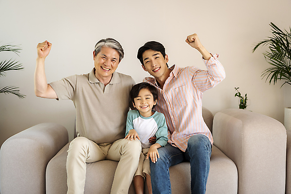 포토 JPG 응시 할아버지 노년 남자 행복 아들 어린이 맨라이프 가족 손자 실내 미소 앉기 소년 상반신 성인 앞모습 세명 30대 손들기 화목 다정 주먹 한국인 가족라이프 아빠 60대 남자만 국내포토 라이프스타일 시선 감정 뷰포인트 컨셉 관계 모션 표정 사람 동양인 내부 장년 손주 파일형식