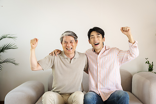 포토 JPG 할아버지 노년 남자 행복 맨라이프 가족 어깨동무 실내 미소 웃음 앉기 상반신 성인 두명 앞모습 30대 손들기 화목 다정 주먹 한국인 가족라이프 아빠 60대 부자지간 남자만 국내포토 라이프스타일 감정 아들 뷰포인트 포즈 컨셉 관계 모션 표정 사람 동양인 내부 장년 파일형식