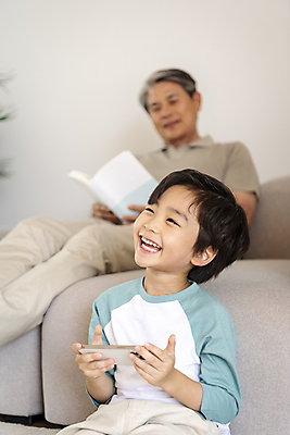 포토 JPG 할아버지 노년 남자 아들 어린이 맨라이프 가족 손자 실내 미소 웃음 들기 소년 상반신 두명 앞모습 옆모습 아웃포커스 스마트폰 독서 화목 다정 한국인 가족라이프 60대 즐거움 남자만 국내포토 라이프스타일 감정 뷰포인트 컨셉 관계 모션 촬영기법 표정 사람 동양인 성인 내부 핸드폰 스마트기기 손주 파일형식