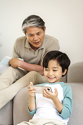 포토 JPG 응시 할아버지 노년 남자 어린이 맨라이프 가족 손자 실내 미소 웃음 들기 소년 상반신 두명 앞모습 스마트폰 화목 다정 한국인 가족라이프 60대 즐거움 남자만 국내포토 라이프스타일 시선 감정 뷰포인트 컨셉 관계 모션 표정 사람 동양인 성인 내부 핸드폰 스마트기기 손주 파일형식