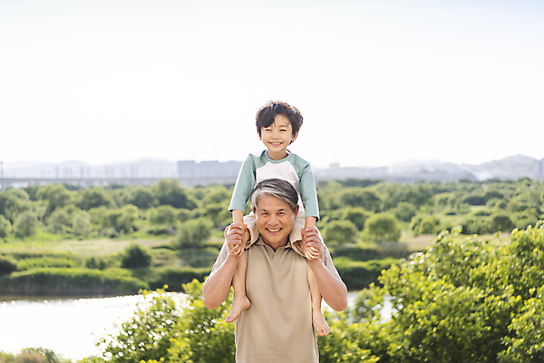 포토 JPG 주간 전신 할아버지 노년 남자 행복 어린이 맨라이프 가족 손자 미소 웃음 소년 상반신 야외 두명 앞모습 손잡기 화목 다정 한국인 가족라이프 목말 60대 남자만 국내포토 자연요소 라이프스타일 감정 뷰포인트 컨셉 관계 모션 표정 사람 동양인 성인 손주 파일형식