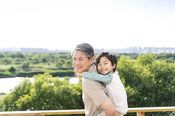 포토 JPG 주간 응시 할아버지 노년 남자 행복 어린이 맨라이프 가족 손자 미소 웃음 소년 상반신 야외 두명 옆모습 화목 다정 한국인 가족라이프 60대 업기 남자만 국내포토 자연요소 라이프스타일 시선 감정 뷰포인트 컨셉 관계 모션 표정 사람 동양인 성인 손주 파일형식