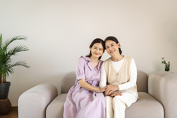 포토 JPG 우먼라이프 응시 여자 노년 딸 행복 할머니 가족 모녀 엄마 실내 미소 앉기 상반신 성인 두명 앞모습 30대 손잡기 기댐 화목 다정 한국인 가족라이프 60대 여자만 얼굴맞대기 국내포토 라이프스타일 시선 감정 뷰포인트 컨셉 관계 모션 표정 사람 동양인 내부 장년 파일형식