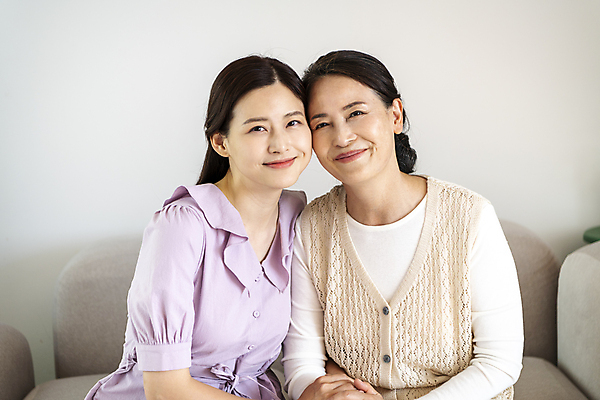 포토 JPG 우먼라이프 응시 여자 노년 딸 행복 할머니 가족 모녀 엄마 실내 미소 상반신 성인 두명 앞모습 30대 화목 다정 한국인 가족라이프 60대 여자만 얼굴맞대기 국내포토 라이프스타일 시선 감정 뷰포인트 컨셉 관계 모션 표정 사람 동양인 내부 장년 파일형식