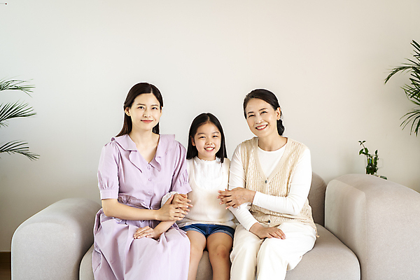 포토 JPG 우먼라이프 응시 여자 노년 딸 행복 할머니 어린이 가족 엄마 손녀 실내 미소 웃음 앉기 소녀 상반신 성인 앞모습 10대 세명 30대 팔짱 화목 다정 한국인 가족라이프 60대 여자만 국내포토 라이프스타일 시선 감정 뷰포인트 컨셉 관계 모션 청소년 표정 사람 동양인 내부 장년 손주 파일형식