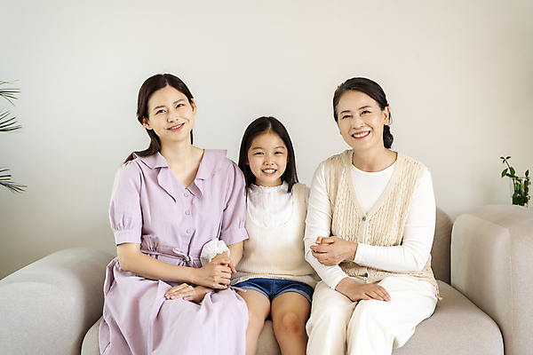 포토 JPG 우먼라이프 응시 여자 노년 딸 행복 할머니 어린이 가족 엄마 손녀 실내 미소 웃음 앉기 소녀 상반신 성인 앞모습 10대 세명 30대 팔짱 손잡기 화목 다정 한국인 가족라이프 60대 여자만 국내포토 라이프스타일 시선 감정 뷰포인트 컨셉 관계 모션 청소년 표정 사람 동양인 내부 장년 손주 파일형식