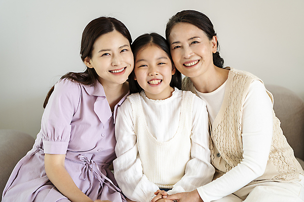포토 JPG 우먼라이프 응시 여자 노년 딸 행복 할머니 어린이 가족 엄마 손녀 실내 미소 소녀 상반신 성인 앞모습 10대 세명 30대 기댐 화목 다정 한국인 가족라이프 60대 여자만 얼굴맞대기 국내포토 라이프스타일 시선 감정 뷰포인트 컨셉 관계 모션 청소년 표정 사람 동양인 내부 장년 손주 파일형식