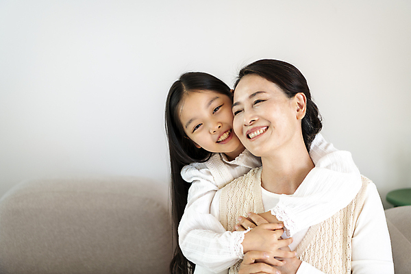 포토 JPG 우먼라이프 여자 노년 딸 행복 할머니 어린이 가족 안기 손녀 실내 미소 소녀 상반신 두명 앞모습 10대 손잡기 화목 다정 한국인 가족라이프 60대 백허그 여자만 국내포토 라이프스타일 감정 뷰포인트 컨셉 관계 모션 포옹 청소년 표정 사람 동양인 성인 내부 손주 파일형식