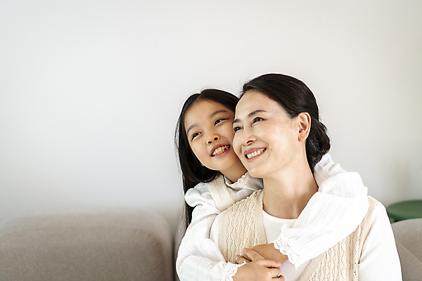 포토 JPG 우먼라이프 여자 노년 딸 행복 할머니 어린이 가족 안기 손녀 실내 미소 웃음 소녀 상반신 두명 앞모습 10대 손잡기 화목 다정 한국인 가족라이프 60대 백허그 여자만 국내포토 라이프스타일 감정 뷰포인트 컨셉 관계 모션 포옹 청소년 표정 사람 동양인 성인 내부 손주 파일형식