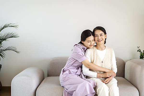 포토 JPG 우먼라이프 응시 여자 노년 딸 행복 할머니 가족 안기 포옹 모녀 엄마 실내 미소 앉기 상반신 성인 두명 앞모습 옆모습 30대 눈감음 기댐 화목 다정 한국인 가족라이프 60대 여자만 국내포토 라이프스타일 시선 감정 뷰포인트 컨셉 관계 모션 표정 사람 동양인 내부 장년 파일형식