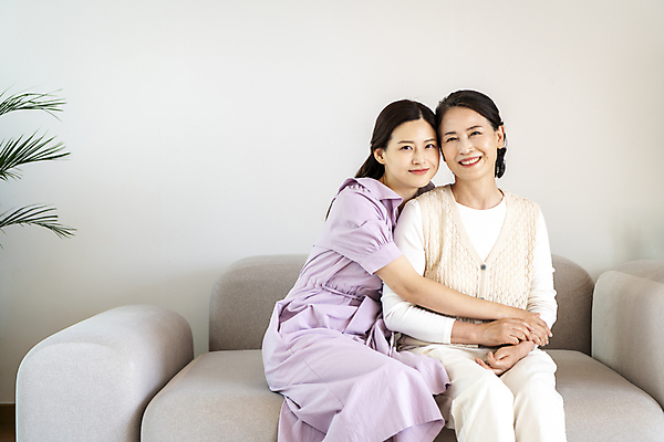 포토 JPG 우먼라이프 응시 여자 노년 딸 행복 할머니 가족 안기 포옹 모녀 엄마 실내 미소 앉기 상반신 성인 두명 앞모습 옆모습 30대 기댐 화목 다정 한국인 가족라이프 60대 여자만 국내포토 라이프스타일 시선 감정 뷰포인트 컨셉 관계 모션 표정 사람 동양인 내부 장년 파일형식