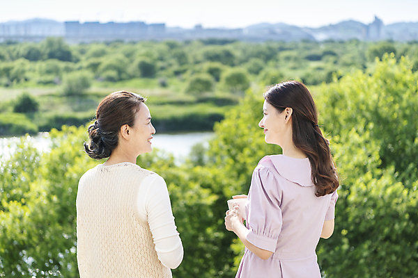 포토 JPG 주간 우먼라이프 여자 노년 딸 행복 할머니 여유 가족 모녀 엄마 휴식 미소 웃음 상반신 성인 야외 두명 뒷모습 30대 마주보기 화목 다정 한국인 가족라이프 60대 여자만 국내포토 자연요소 라이프스타일 감정 뷰포인트 컨셉 관계 모션 표정 사람 동양인 장년 파일형식