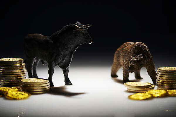 포토 JPG 스튜디오촬영 비즈니스 곰 검은배경 실내 그림자 사람없음 금융 경제 쌓기 동전 경쟁 황소 금화 동물모형 동전탑 국내포토 동물 백그라운드 컨셉 돈 포유류 모션 내부 모형 검은색 소 황금 파일형식
