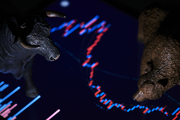 포토 JPG 스튜디오촬영 응시 비즈니스 곰 검은배경 그래프 실내 사람없음 금융 경제 하이앵글 어둠 재테크 황소 동물모형 주식시장 주식표 국내포토 동물 시선 뷰포인트 백그라운드 포유류 내부 모형 검은색 소 주식 파일형식