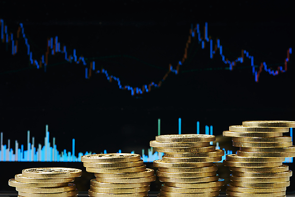 포토 JPG 스튜디오촬영 비즈니스 검은배경 그래프 실내 사람없음 금융 경제 쌓기 동전 주식 재테크 금화 동전탑 주식시장 주식표 국내포토 백그라운드 돈 모션 내부 검은색 황금 파일형식