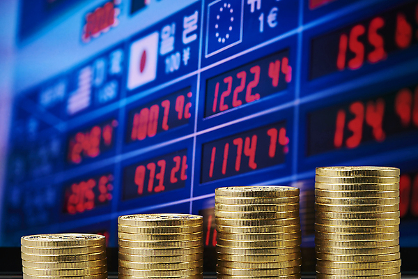 포토 JPG 스튜디오촬영 비즈니스 실내 사람없음 아웃포커스 금융 경제 쌓기 동전 표 재테크 금화 환율 동전탑 국내포토 돈 모션 그래프 촬영기법 내부 황금 파일형식