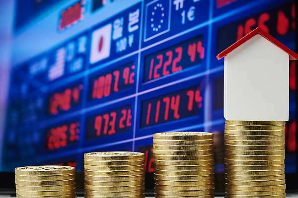 포토 JPG 스튜디오촬영 비즈니스 부동산 실내 사람없음 아웃포커스 금융 경제 쌓기 동전 표 재테크 금화 건축모형 환율 동전탑 집모양 국내포토 모양 돈 모션 그래프 촬영기법 내부 모형 재산 황금 파일형식