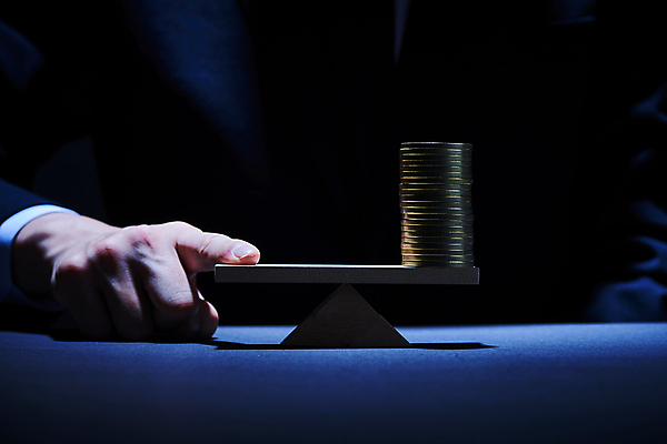 포토 JPG 스튜디오촬영 손 검은배경 실내 상반신 신체부위 금융 경제 쌓기 동전 어둠 누름 균형 재테크 금화 시소 동전탑 국내포토 백그라운드 돈 모션 사람 내부 검은색 황금 놀이기구 파일형식