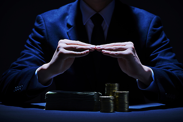 포토 JPG 스튜디오촬영 남자 지폐 비즈니스 검은배경 조명 실내 한명 정장 손짓 상반신 성인 앞모습 금융 경제 동전 어둠 한국인 비즈니스맨 수비 보호 돈다발 재테크 금화 성인남자한명만 국내포토 1 옷 뷰포인트 백그라운드 컨셉 돈 모션 사람 동양인 내부 검은색 직장인 황금 남자한명만 성인남자만 파일형식