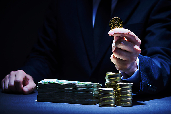 포토 JPG 스튜디오촬영 남자 지폐 비즈니스 검은배경 실내 한명 들기 상반신 성인 앞모습 금융 경제 동전 어둠 한국인 돈다발 재테크 금화 돈더미 동전탑 성인남자한명만 국내포토 1 뷰포인트 백그라운드 돈 모션 사람 동양인 내부 쌓기 검은색 황금 남자한명만 성인남자만 파일형식 더미