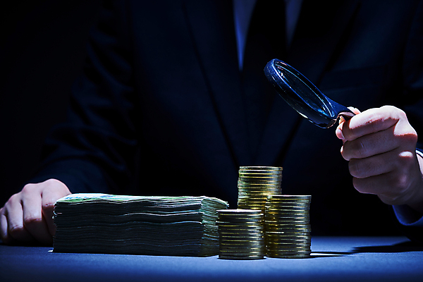 포토 JPG 스튜디오촬영 남자 지폐 비즈니스 돋보기 검은배경 실내 한명 들기 성인 앞모습 금융 경제 쌓기 동전 어둠 한국인 돈다발 재테크 금화 동전탑 성인남자한명만 국내포토 1 뷰포인트 백그라운드 돈 모션 사람 동양인 내부 검은색 황금 남자한명만 성인남자만 파일형식