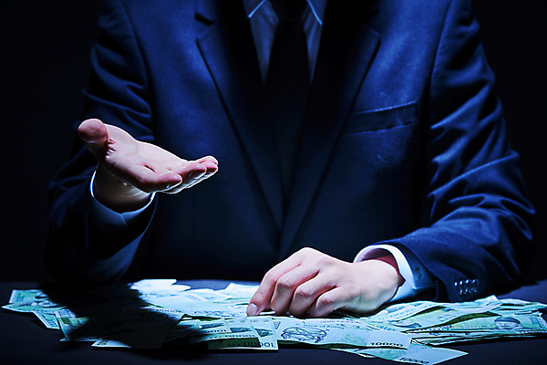 포토 JPG 스튜디오촬영 남자 지폐 비즈니스 검은배경 실내 한명 정장 상반신 성인 앞모습 금융 경제 어둠 한국인 비즈니스맨 손내밀기 재테크 성인남자한명만 국내포토 1 옷 뷰포인트 백그라운드 돈 사람 동양인 손짓 내부 검은색 직장인 남자한명만 성인남자만 파일형식