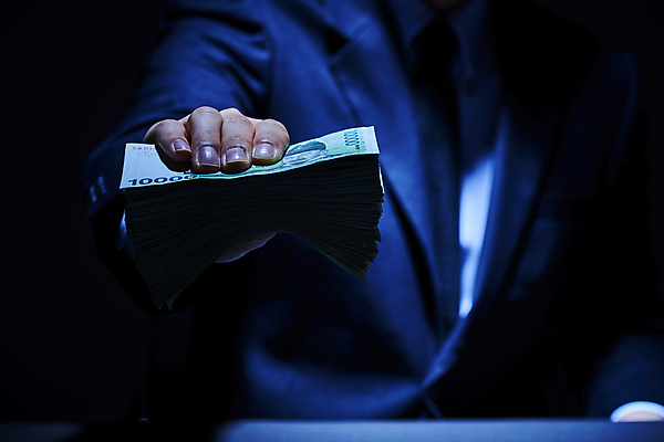 포토 JPG 스튜디오촬영 남자 지폐 비즈니스 검은배경 조명 실내 한명 들기 정장 상반신 성인 앞모습 아웃포커스 금융 경제 어둠 한국인 비즈니스맨 돈다발 손내밀기 재테크 성인남자한명만 국내포토 1 옷 뷰포인트 백그라운드 돈 모션 촬영기법 사람 동양인 손짓 내부 검은색 직장인 남자한명만 성인남자만 파일형식