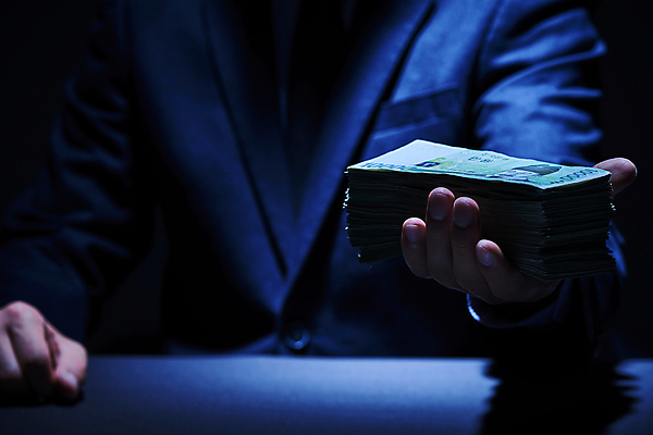 포토 JPG 스튜디오촬영 남자 지폐 비즈니스 검은배경 조명 실내 한명 들기 정장 상반신 성인 앞모습 아웃포커스 금융 경제 어둠 한국인 비즈니스맨 돈다발 재테크 성인남자한명만 국내포토 1 옷 뷰포인트 백그라운드 돈 모션 촬영기법 사람 동양인 내부 검은색 직장인 남자한명만 성인남자만 파일형식