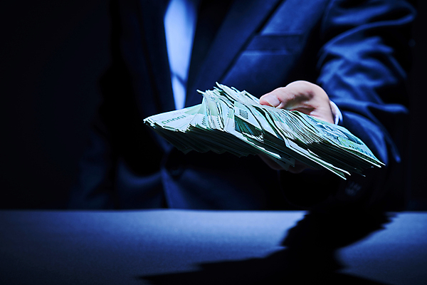 포토 JPG 스튜디오촬영 남자 지폐 비즈니스 검은배경 조명 실내 한명 들기 정장 상반신 성인 앞모습 아웃포커스 금융 경제 어둠 한국인 비즈니스맨 돈다발 재테크 성인남자한명만 국내포토 1 옷 뷰포인트 백그라운드 돈 모션 촬영기법 사람 동양인 내부 검은색 직장인 남자한명만 성인남자만 파일형식