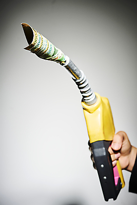 포토 JPG 스튜디오촬영 손 지폐 비즈니스 실내 들기 아웃포커스 신체부위 금융 경제 재테크 흰배경 꽂음 주유기 비네팅 기름값 국내포토 백그라운드 돈 모션 촬영기법 사람 내부 기계 흰색 가격 주유 파일형식