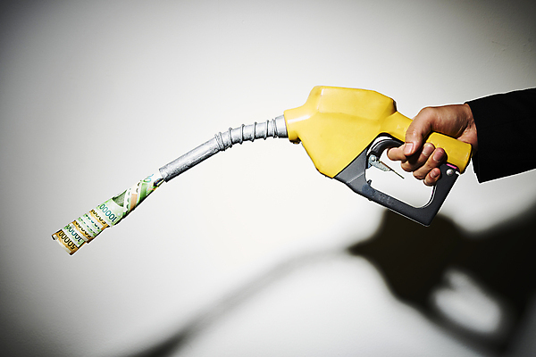 포토 JPG 스튜디오촬영 손 지폐 비즈니스 실내 그림자 들기 신체부위 금융 경제 재테크 흰배경 꽂음 주유기 비네팅 기름값 국내포토 백그라운드 돈 모션 촬영기법 사람 내부 기계 흰색 가격 주유 파일형식