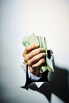 포토 JPG 스튜디오촬영 손 종이 지폐 비즈니스 실내 들기 정장 신체부위 금융 경제 잡기 돈다발 손내밀기 재테크 흰배경 찢어짐 비네팅 국내포토 옷 백그라운드 돈 모션 촬영기법 사람 손짓 내부 흰색 파일형식