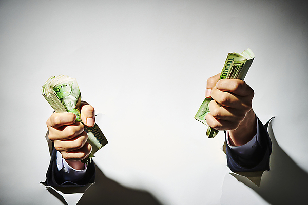 포토 JPG 스튜디오촬영 손 종이 지폐 비즈니스 실내 들기 정장 신체부위 금융 경제 잡기 돈다발 손내밀기 재테크 흰배경 찢어짐 비네팅 국내포토 옷 백그라운드 돈 모션 촬영기법 사람 손짓 내부 흰색 파일형식