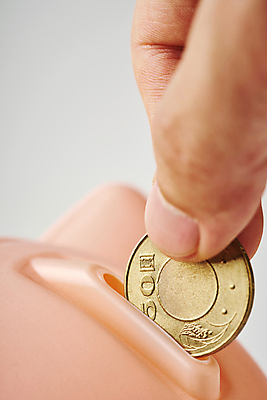 포토 JPG 스튜디오촬영 손 비즈니스 실내 들기 근접촬영 아웃포커스 신체부위 금융 경제 동전 저축 돼지저금통 재테크 흰배경 넣기 국내포토 뷰포인트 백그라운드 돈 모션 촬영기법 사람 내부 저금통 흰색 파일형식