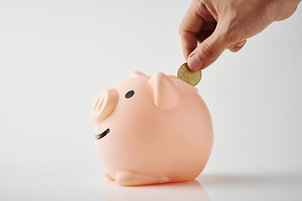 포토 JPG 스튜디오촬영 손 비즈니스 손가락 실내 들기 신체부위 금융 경제 동전 저축 돼지저금통 재테크 흰배경 넣기 국내포토 백그라운드 돈 모션 사람 내부 저금통 흰색 파일형식