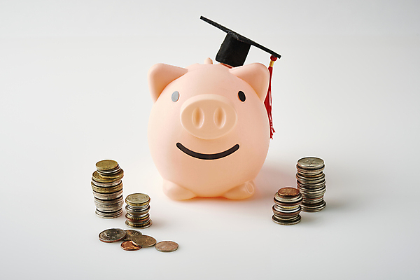 포토 JPG 스튜디오촬영 비즈니스 학사모 실내 사람없음 금융 경제 동전 저축 돼지저금통 재테크 흰배경 대출 동전탑 학비 국내포토 모자_잡화 백그라운드 돈 졸업 내부 쌓기 저금통 흰색 파일형식 비용