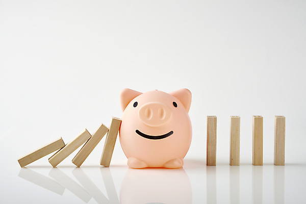 포토 JPG 스튜디오촬영 비즈니스 실내 사람없음 금융 경제 저축 돼지저금통 수비 보호 재테크 흰배경 도미노 쓰러짐 무너짐 국내포토 백그라운드 컨셉 모션 내부 저금통 흰색 파일형식