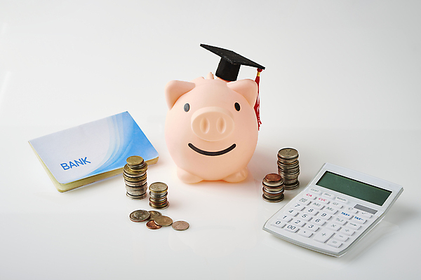 포토 JPG 스튜디오촬영 비즈니스 학사모 실내 사람없음 금융 경제 동전 저축 돼지저금통 계산기 재테크 흰배경 통장 동전탑 학비 국내포토 모자_잡화 백그라운드 돈 졸업 문구용품 내부 쌓기 장비 저금통 흰색 파일형식 비용