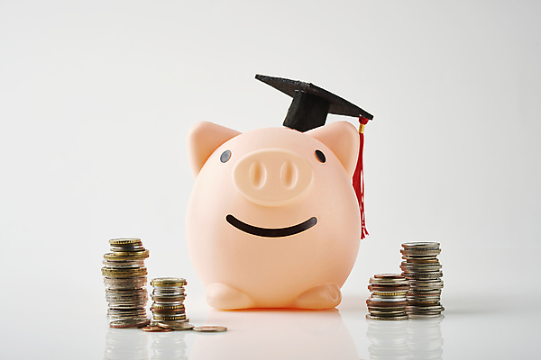 포토 JPG 스튜디오촬영 비즈니스 학사모 실내 사람없음 금융 경제 동전 돼지저금통 재테크 흰배경 동전탑 학비 국내포토 모자_잡화 백그라운드 돈 졸업 내부 쌓기 저금통 흰색 파일형식 비용