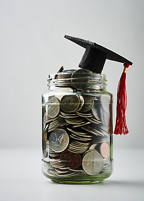 포토 JPG 스튜디오촬영 비즈니스 학사모 유리병 실내 사람없음 금융 경제 저축 가득함 재테크 흰배경 담기 학비 국내포토 모자_잡화 백그라운드 졸업 모션 병_용기 내부 흰색 파일형식 비용