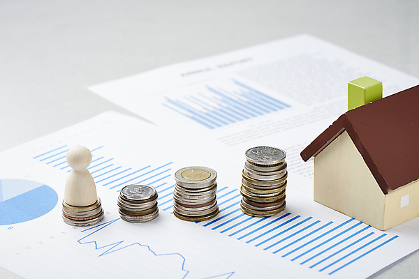 포토 JPG 스튜디오촬영 비즈니스 부동산 그래프 주택 실내 사람없음 금융 경제 쌓기 동전 말_게임 재테크 보고서 흰배경 건축모형 동전탑 국내포토 백그라운드 돈 모션 내부 건물 모형 흰색 재산 파일형식