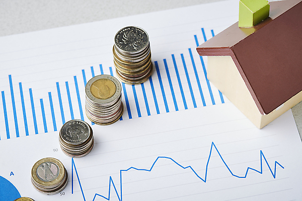 포토 JPG 스튜디오촬영 비즈니스 부동산 그래프 실내 사람없음 금융 경제 하이앵글 쌓기 동전 재테크 보고서 흰배경 건축모형 동전탑 국내포토 뷰포인트 백그라운드 돈 모션 내부 모형 흰색 재산 파일형식