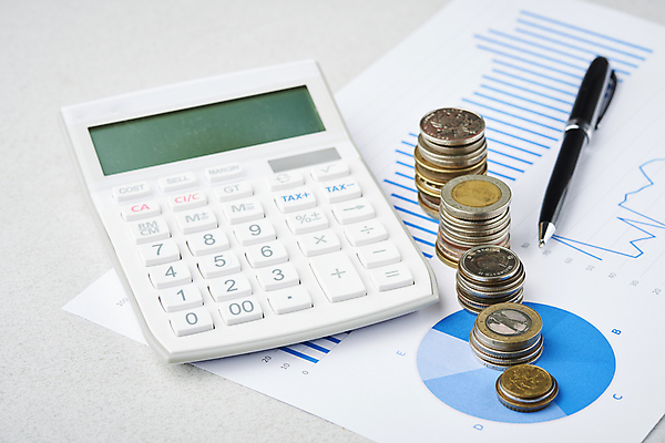 포토 JPG 스튜디오촬영 비즈니스 그래프 실내 사람없음 금융 경제 펜 쌓기 동전 계산기 재테크 보고서 흰배경 동전탑 국내포토 백그라운드 돈 모션 문구용품 내부 필기구 장비 흰색 파일형식