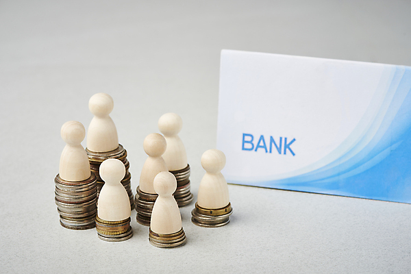 포토 JPG 스튜디오촬영 비즈니스 실내 사람없음 금융 경제 쌓기 동전 말_게임 재테크 흰배경 통장 동전탑 국내포토 백그라운드 돈 모션 내부 흰색 파일형식