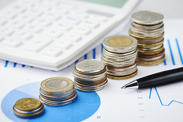 포토 JPG 스튜디오촬영 비즈니스 그래프 실내 근접촬영 사람없음 아웃포커스 금융 경제 펜 쌓기 동전 계산기 재테크 보고서 흰배경 동전탑 국내포토 뷰포인트 백그라운드 돈 모션 문구용품 촬영기법 내부 필기구 장비 흰색 파일형식